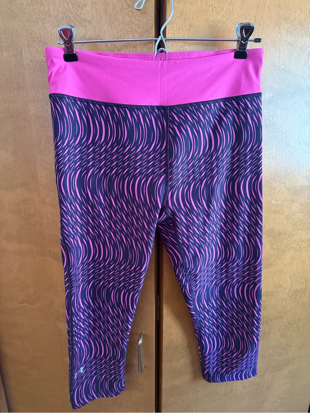 Under armor compression capris pink and black leggings size M